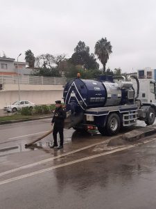 الحماية المدنية تساعد فى عمليات شفط مياه الامطار من الطرق.. صور 9
