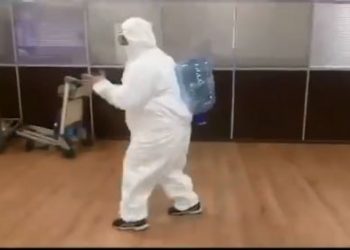 بالفيديو.. طبيبة ترقص على فايروس كورونا اثناء فحص مسافرين بمطار روسى 1