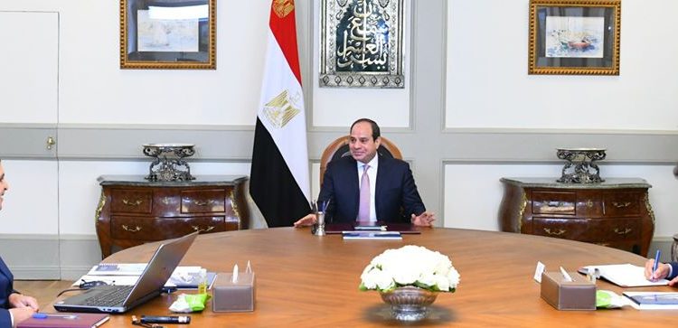 الرئيس عبد الفتاح السيسي مع الفريق أسامة ربيع رئيس هيئة قناة السويس