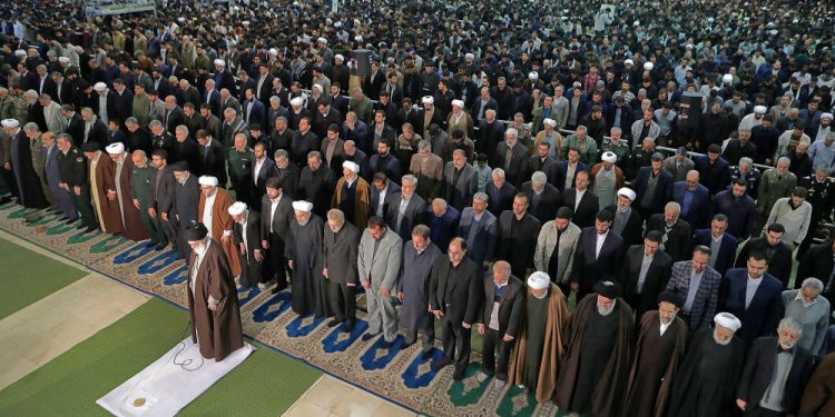 صلاة الجمعة في ايران