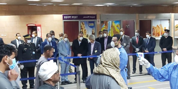 وزير الطيران يتفقد مطار الأقصر لمتابعة تطبيق خطة مواجهة كورونا