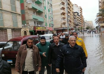 محافظ الإسكندرية يتفقد رفع تجمعات مياه الأمطار.. صور 7