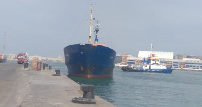 نشاط في حركة السفن والشاحنات والبضائع  بمينائي الاسكندريه والدخيلة بعد تحسن الجو 1