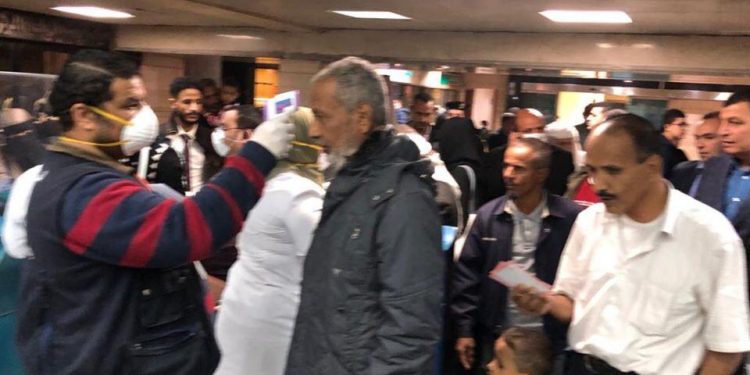 فحص العائدين من الخارج بمطار القاهرة