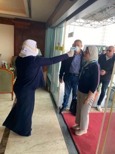 وزيرة الصحة تصل مطار القاهرة عائدة من الصين وتخضع لكشف كورونا .. صور 2
