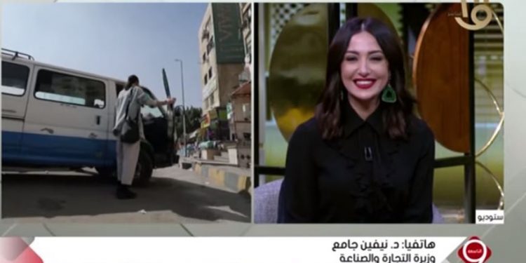 بالفيديو.. السيسي يهدي "ميكروباص" لـ رانيا محمد سائقة الميكروباص 1