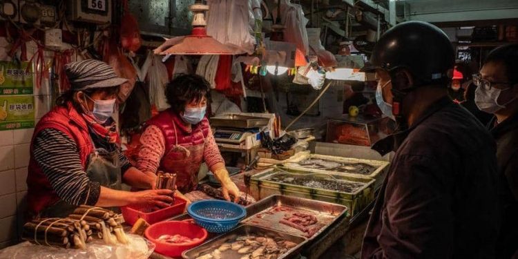 سوق المأكولات الحية يعاود نشاطه بشروط في ووهان