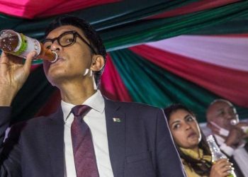 رئيس مدغشقر يجرب العلاج بنفسه أمام الوزراء والمسؤولين