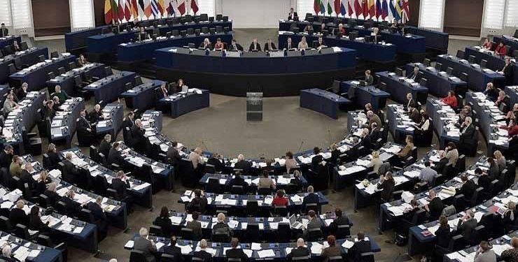 الاتحاد الأوروبي يرفض انتقادات مستشاره العلمي المستقيل بشأن كورونا 1