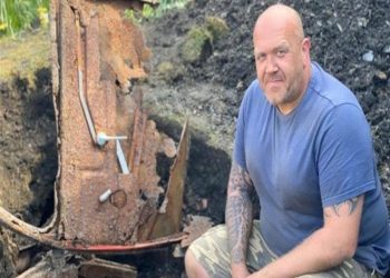 فيروس كورونا: بريطاني يعثر على سيارة مدفونة في حديقة منزله أثناء الإغلاق 3