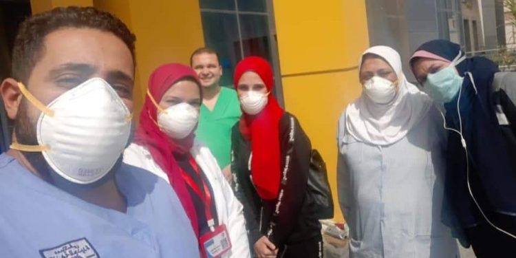بالصور..مستشفى للعزل بالإسكندرية تحتفل بخروج حالات جديدة بالسيلفى 1