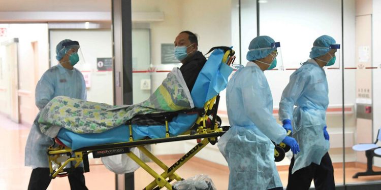 طبيب بريطاني يكشف إصابة نصف طاقم مستشفى بفيروس كورونا 1