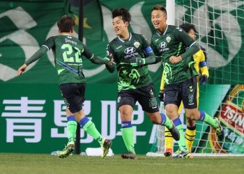 فرحة لاعبي تشونبوك هيونداي موتورز بطل الدوري الكوري الجنوبي الموسم الماضي