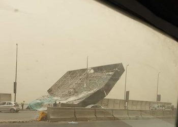 سقوط لوحة إعلانية على الطريق الدائري بسبب العاصفة الترابية.. صور 1
