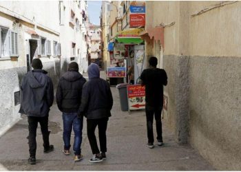 مهاجرون أفارقة يسيرون في منطقة حي الفرح في الرباط