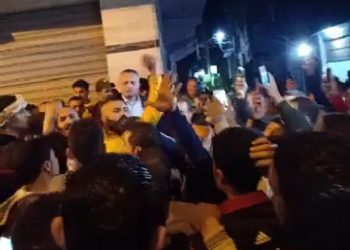عاجل.. قوات الأمن تفرق مسيرات قرية الهياتم المعزولة بسبب كورونا (فيديو) 2