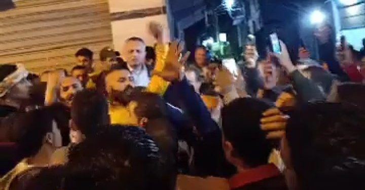 عاجل.. قوات الأمن تفرق مسيرات قرية الهياتم المعزولة بسبب كورونا (فيديو) 1