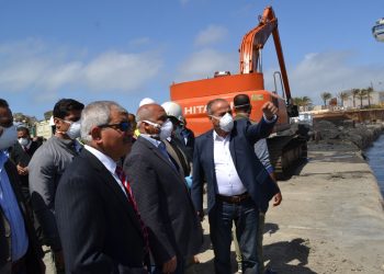 وزير النقل يتابع أعمال إنشاء المحطة متعددة الأغراض بميناء الإسكندرية 4