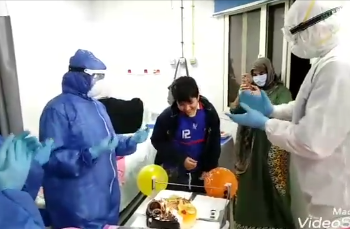 مستشفى العزل بقها تحتفل بعيد ميلاد طفل مصاب بـ"كورونا" (فيديو) 8