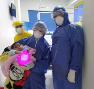 ابطال مستشفى العزل بالعجمى يحتفلون بشهر رمضان مع المرضي