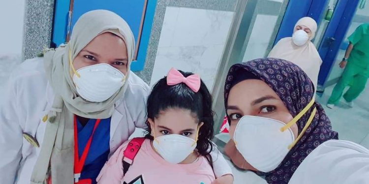 خروج أصغر مصابة بفيروس كورونا من مستشفى العزل بالإسكندرية