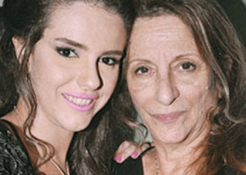 وفاة والدة الفنانة دينا عبدالعزيز بعد صراع مع المرض 3