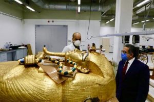 بالصور.. وزير السياحة والآثار يتفقد المتحف المصري الكبير بميدان الرماية 3