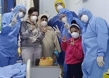 اطباء مستشفى عزل العجمى بالإسكندرية يحتفلون بعيد ميلاد مريضة بـ كورونا 1