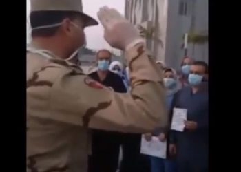 فيديو.. عميد أركان حرب يؤدي التحية العسكرية للطاقم الطبي بمستشفى أبوخليفة 1
