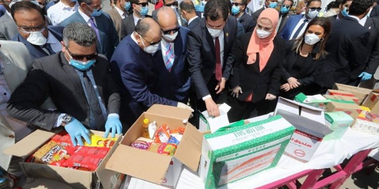 وزير التنمية المحلية يشارك فى إطلاق صندوق "تحيا مصر" 3 قوافل للمواد الغذائية