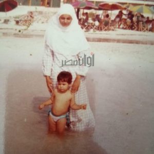 ياسمين صبري ووالدتها في الطفولة