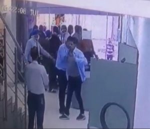 رئيس الزمالك ينشر فيديو لـ اعتداء عبد الناصر زيدان على امن واطباء مستشفى بدر بالدقي 3