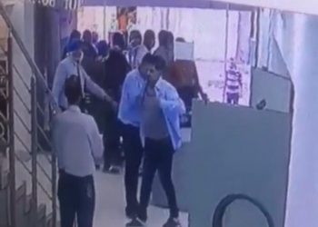 رئيس الزمالك ينشر فيديو لـ اعتداء عبد الناصر زيدان على امن واطباء مستشفى بدر بالدقي 4