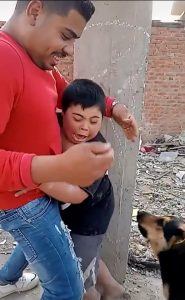 الداخلية تفحص فيديو تعذيب طفل من ذوى الإحتياجات الخاصة بـ"كلب" بوليسي (صور) 3