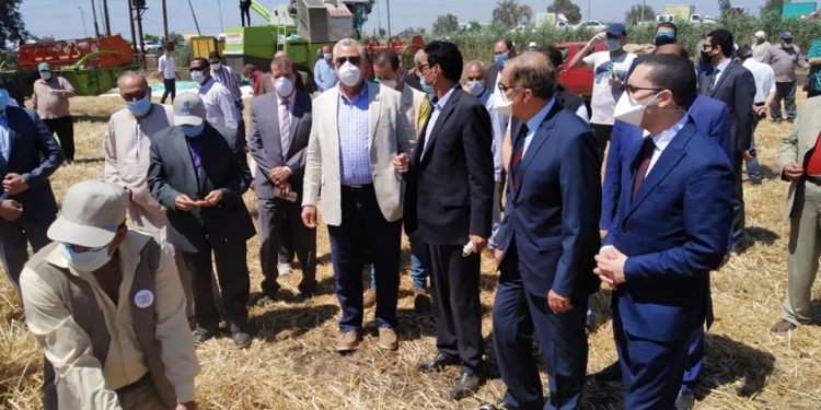 وزير الزراعة يشهد حصاد القمح في كفر الشيخ ويتفقد مزرعة معهد بحوث الانتاج الحيواني 1