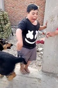 الداخلية تفحص فيديو تعذيب طفل من ذوى الإحتياجات الخاصة بـ"كلب" بوليسي (صور) 5