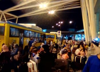 أتوبيسات النقل العام  تنقل المصريين العائدين من الكويت إلى الحجر الصحى "صور" 3