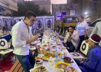 برلماني يقيم افطار جماعي لـ 100 فرد بشارع طلعت حرب وسط القاهرة "صور" 2