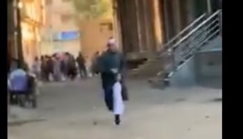 هروب إمام مسجد بعد ضبطه يؤم المواطنين في صلاة العيد.. فيديو 3