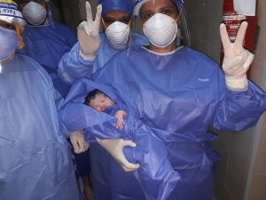 مع أذان المغرب..ولادة طفلان لمصابتين بفيروس كورونا بمستشفى العجوزة للعزل (صور) 4