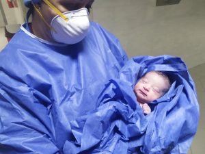مع أذان المغرب..ولادة طفلان لمصابتين بفيروس كورونا بمستشفى العجوزة للعزل (صور) 5
