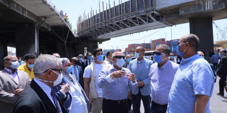 وزير النقل يتفقد عدد من المشروعات بميناء الإسكندرية 1