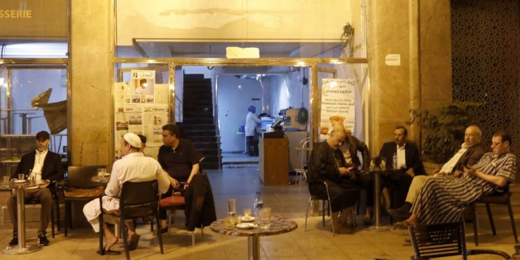 ضبط 20 شخصا داخل مقهى مخالف في مركز إدفو بأسوان 1