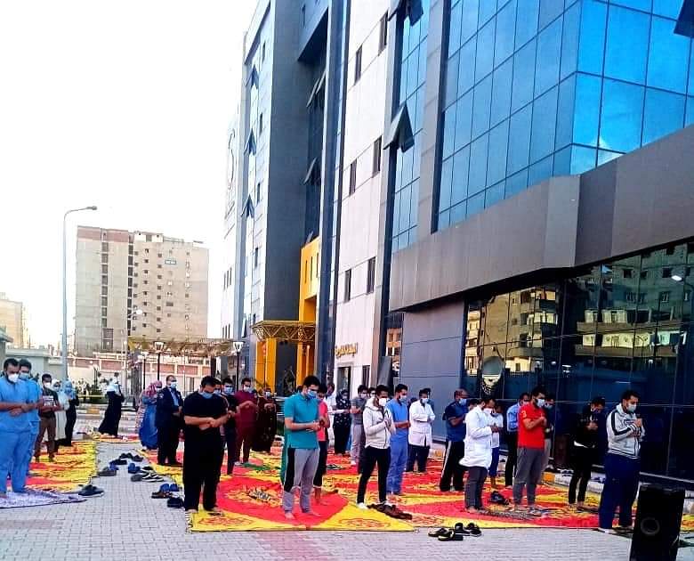 بالصور.. مستشفى العجمي للعزل بالإسكندرية تقيم صلاة العيد بالاجراءات الوقائية 2