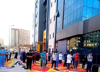 بالصور.. مستشفى العجمي للعزل بالإسكندرية تقيم صلاة العيد بالاجراءات الوقائية 3