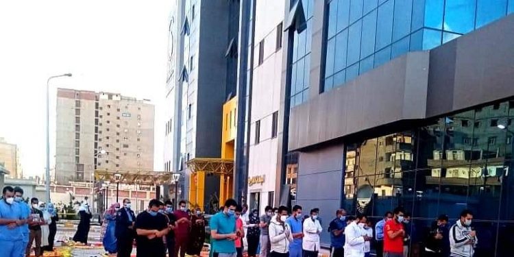 بالصور.. مستشفى العجمي للعزل بالإسكندرية تقيم صلاة العيد بالاجراءات الوقائية 1