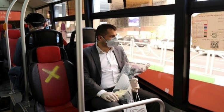 إيران تلزم المواطنين بارتداء الكمامات في وسائل النقل العام 1