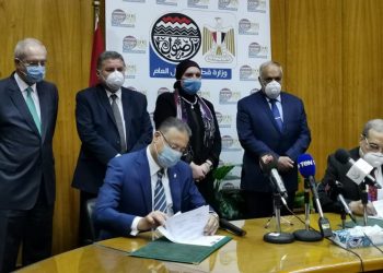 وزير قطاع الأعمال ورئيس العربية للتصنيع يشهدان توقيع إنشاء مصنعين لإنتاج إطارات المركبات 1