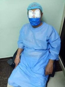 بعد فقدانه البصر.. الطبيب محمود سامي يجري عملية جراحية داخل المركز الطبي العالمي 2