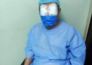 بعد فقدانه البصر.. الطبيب محمود سامي يجري عملية جراحية داخل المركز الطبي العالمي 2